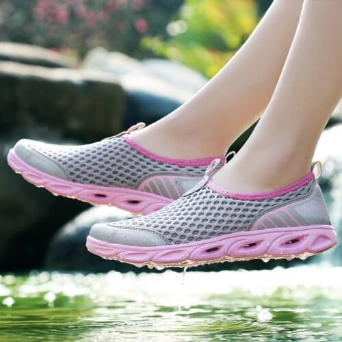 Women Men Water Shoes 2019 Summer Slip On Shoes Aqua Beach Shoes Breathable Mesh Walking Shoes Lightweight Sneakers