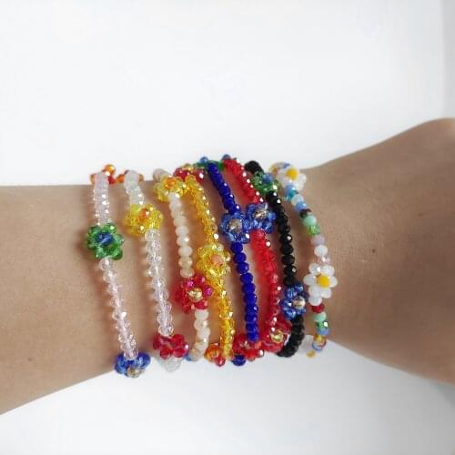 Dvacaman Boho Colorful Transparent Acrylic Beads Bracelet Women Handmade Little Daisy Flower Beaded Bracelet Jewelry Summer Gift