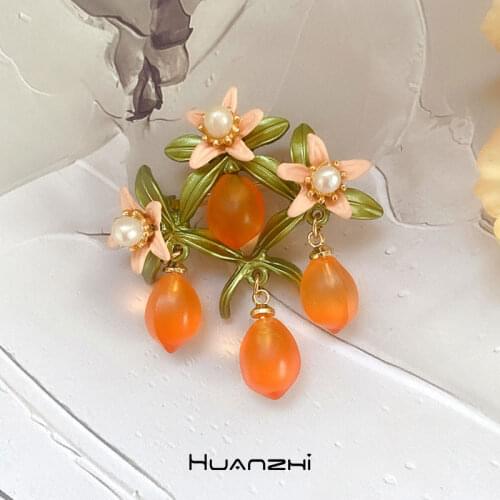 HUANZHI 2020 NEW Retro Art Fruit Glazed Freshwater Pearl Leaves Orange Brooch for Women Men Overcoat Accessories Jewelry Gifts
