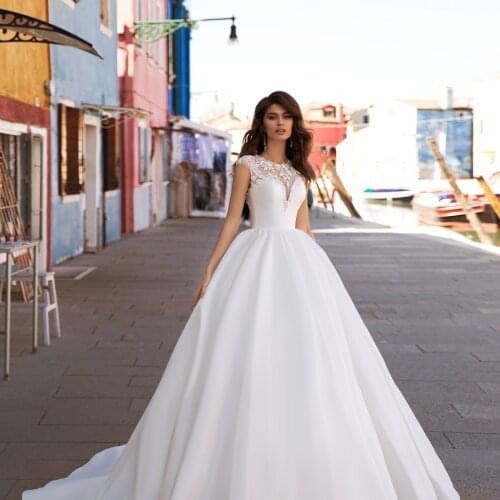 2021 Glamorous Outdoor Wedding Dress O neck Sleeveless A Line Appliques Tulle 2021 Bohemian Bridal Gowns Court Train