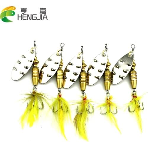 1PC Fishing Lure 6.8cm Rotating Sequined Spoon Lures 6# Hook Fishing Tackle with feather tail Fishing Bait Minnow finishing lure