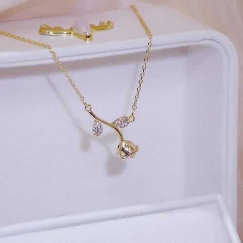 Korean Fashion Metal Gold Rose Flower Pendant Necklace for Women Girls Glitter Rhinestone Leaf Designer Necklace Jewellery