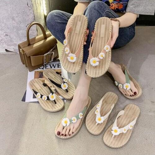 Summer New Fashion Small Daisy Slippers Female Flat-Bottomed Comfortable And Cute Outdoor Beach Non-Slip Wear -Esistant Slippers
