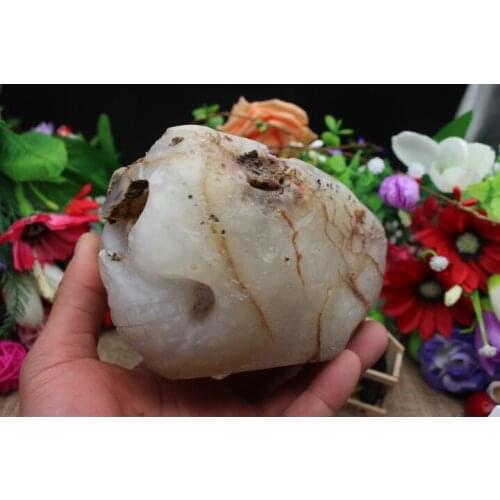 1037 grams of natural quartz crystal agate skull to heal