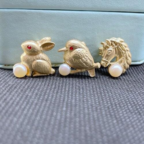 Birds rabbit rabbit horse mini brooch natural freshwater pearl alluvial gold retro animals exposed v-neck pin plating