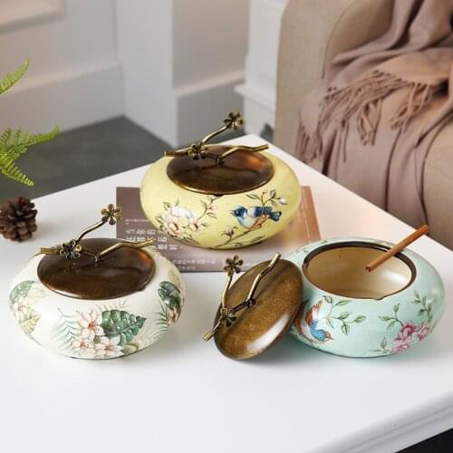 European Retro Ceramic Ashtray Crafts Personality Fashion Home Decoration Accessories Tabletop Ash Tray Capped Ornaments