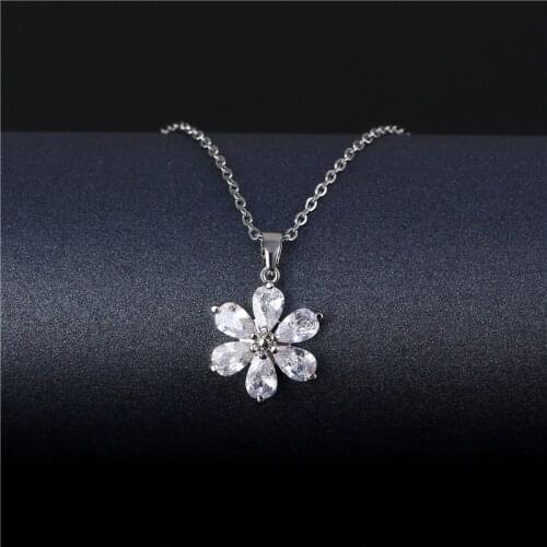 Cute Small Flower White Zircon Pendant Necklace Fashion Female Titanium Steel Clavicle Chain Choker Necklaces For Women Wedding