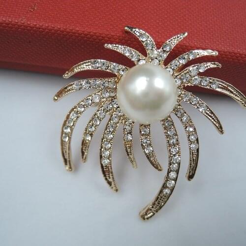 Fashion jewelry women brooches top new fashion brooch made of metal and crystals