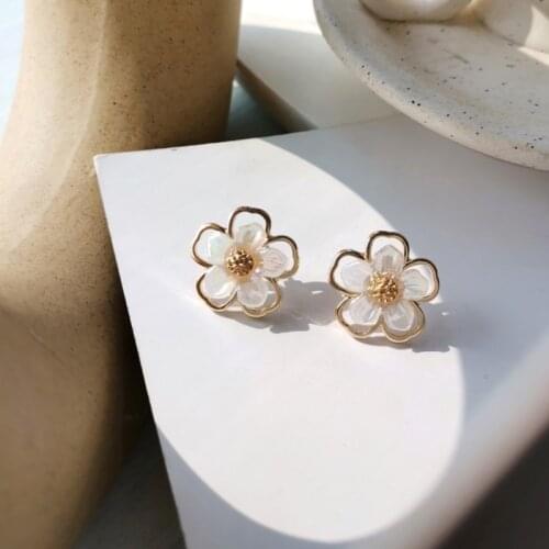 2021 Resin Flower Stud Earrings Korean Fashion Female Temperament Beautiful Jewelry Simple Sweet Girl Womens Accessories