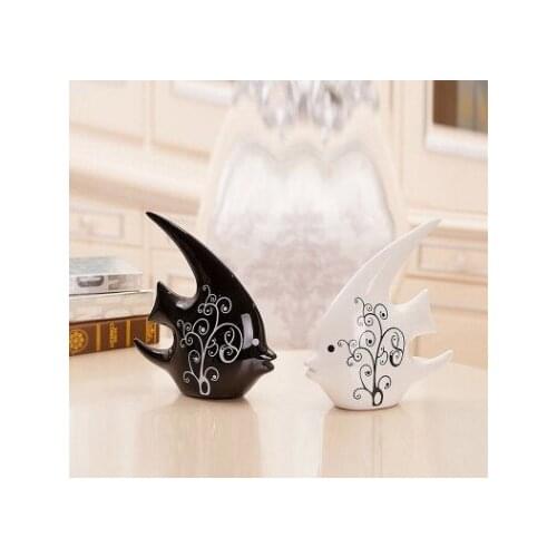 Jingdezhen Ceramic Couple Swallows Fish With Flower Pattern White And Black Ceramic Kiss Fish Creative Home Decorations
