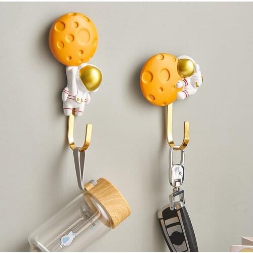 Creative Resin Astronaut Statue Metal Wall Hanger Key Hooks Nordic Home Decor Coat Hooks Hat Rack Bedroom Wall Decor Wall Hooks