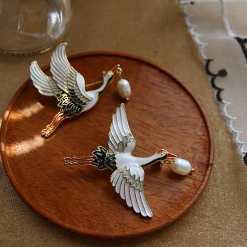 1PC Fresh Water Pearls Cranes Enamel Pin Vintage Bird Charm Brooches For Women Luxury Jewelry Gift