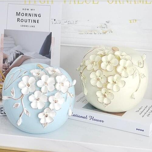 Beautiful European-style ceramic crafts, home office desktop decoration gifts, creative modern apple mascot