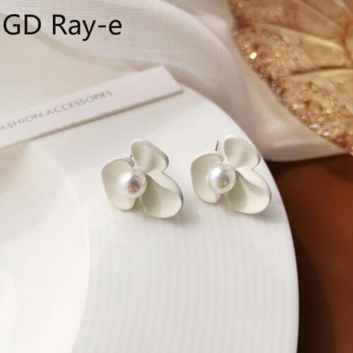 Students Vintage White Flowers Fashion Pearl Earrings239