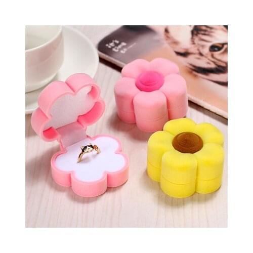 1piece Velvet Pink Yellow 6x3.5cm Plum Blossom Shape Jewelry Boxes Cute Organizer for Ring Earrings Necklaces Gift Case