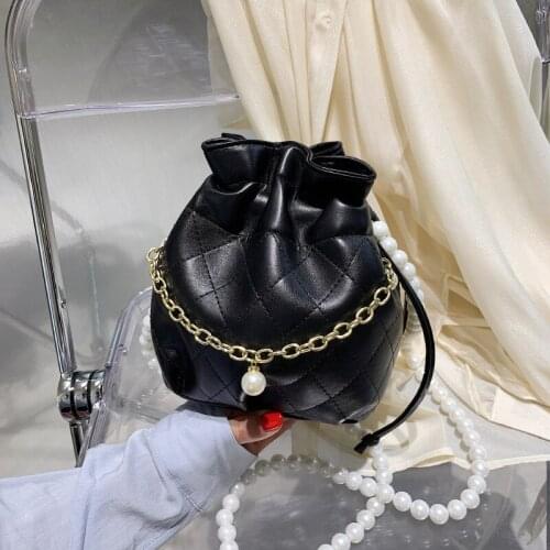 Portable Bucket Bag Ladies Bag 2021 Niche Design New Fashion Handbag Shoulder Bag Pearl Chain Messenger Bag Small Square Bag