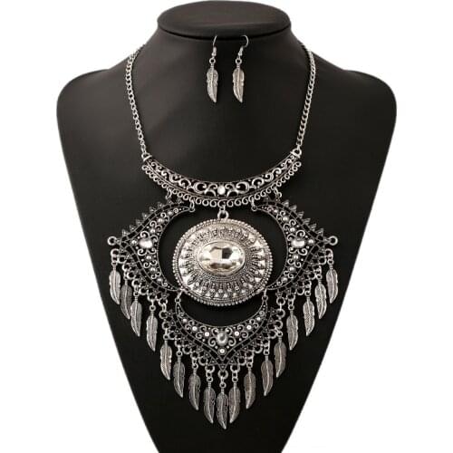 LZHLQ Classic Leaf Tassel Necklace Women Plated Hollow Necklaces 2017 New Fashion Vintage Maxi Rhinestone Jewelry Statement