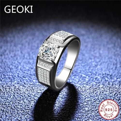 Geoki Passed Diamond Test 1 Ct Perfect Cut D Color VVS1 Moissanite Ring Men 925 Sterling Silver Wide Rings Engagement Jewelry