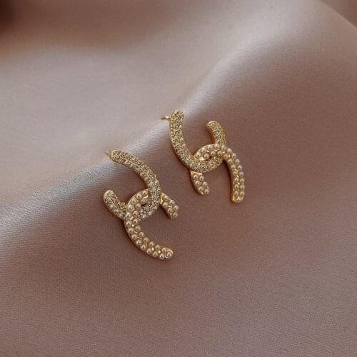 Fashion Temperament Simple Distorted C Pearl Earrings Girlfriend Gifts Party Woman Jewelry Stud Earrings 2021