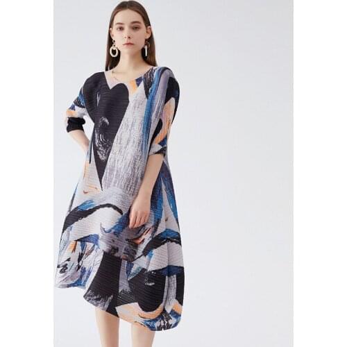 2021 Vintage Print Three Quarters Sleeve Round Neck Miyake Pleated Dress Women Summer Loose Casual Plus Size Irregular Dresses