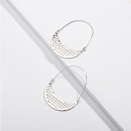 2020 Fashion Zinc Alloy Hollow Moon Drop Earrings for Women Christmas Jewelry Geometric Filigree Earrings Wholesale