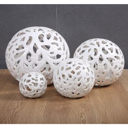 European-style Hollow Ceramic Spherical Crafts Desktop Ornaments White Round Hollow Ball TV Counter Top Living Room Decoration