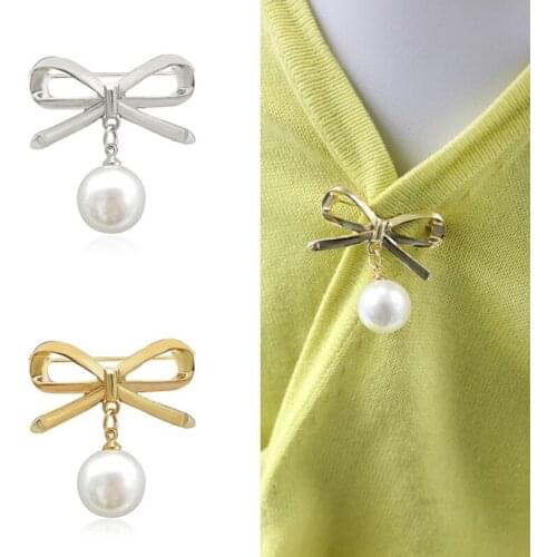 Simple and stylish bow hanging white imitation pearl Metal alloy two-color brooch Elegant personality Sweater denim accessories