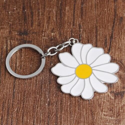 Kawaii Alloy Daisy Oil Drop Key Chain Simple Beach Flower Car Pendant Birthday Present Fashion Jewelry Keychain