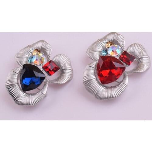 AHYONNIEX 1PC fashion Korean type crystal flowers brooch Suit brooch creative badge for Elegance women clothes decorations