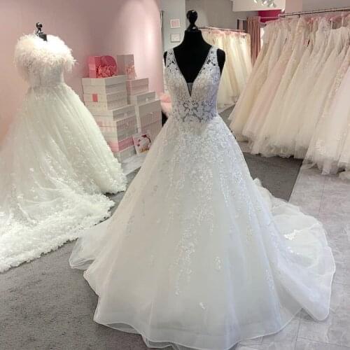 Popular Princess V Neck A Line Wedding Dress Sleeveless Tulle Appliques Bridal Gowns with Court Train Robes De Mariage