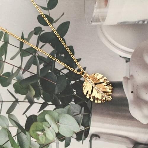 Lovely Cute Gold Color Plating Clear Stone In Center Leaf Pendant Necklace For Women Gorgeous Elegant Charm Jewelry Accessory