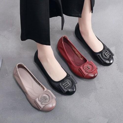Spring Leather Soft Soled Mothers Shoes Shallow Mouth Round Head Flat Beans Shoes Comfortable Single Bottom Middle Aged Shoes
