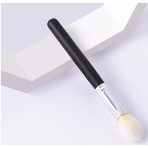 Single makeup brushes beauty tool White brush head and black handle Triangle brush Sculpting Brush