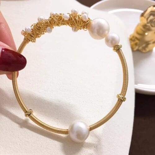 Free shipping 2021 popular jewelry unique desigh natural white genuine pearl handmade gold stretch bracelet women wedding gift