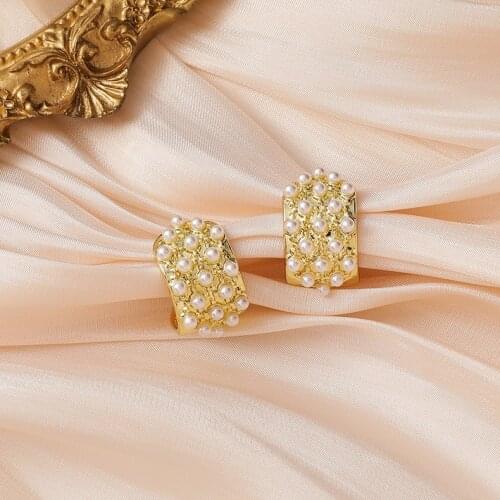 Zeojrlly Pearl Women Vintage Stud Earrings Korean Retro French Arc Pearl Earrings Simple Cool Wind Earrings Simple Jewelry