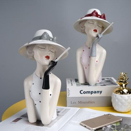 Nordic Resin Figurine Smoking Woman Home Decor Ornaments Fashion City Girl Living Room Desktop Decoration Accessories Modern Art