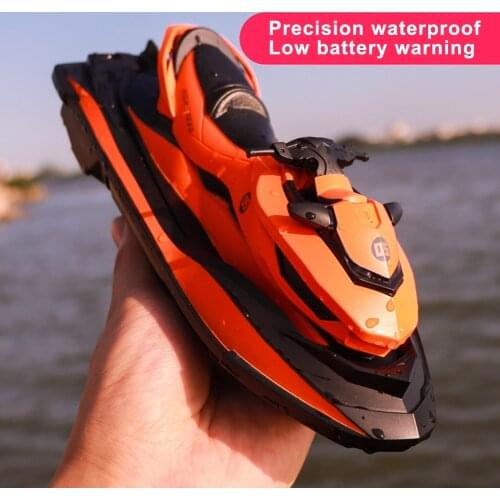 2021 New Mini RC Boat 2.4G 50 Meters Remote Control Distance Summer Water Splashing Electric MotorBoat Childrens Toy Gift