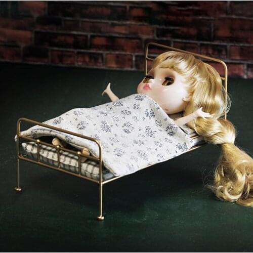 Aizulhomey Kids Mini Furniture Toy Lol 1/6 Nordic Vintage Golden Bed Quilt Pillow Mattress for Dolls Blyth Accessories Table