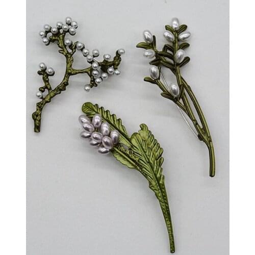 2018 flowers decorated with green plum blossoms