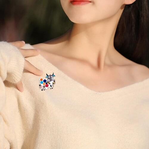 Fashion Unisex Rhinestone Inlaid Zodiac Cow Cattle Brooch Pins Brooch Fashion Pins for Collections Scarf Brooch Pin NewYear Gift