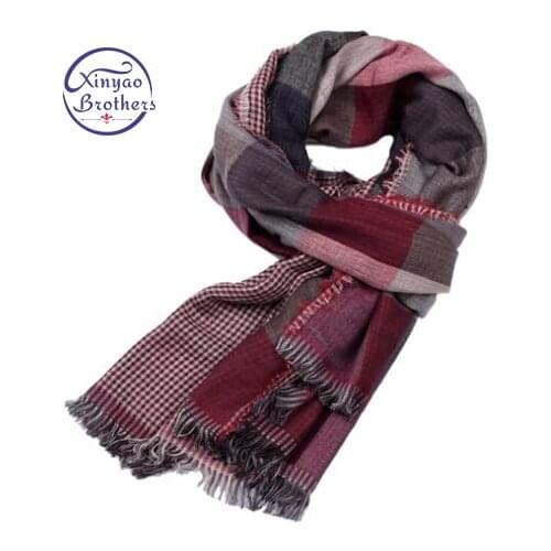 Manufacturers selling 2019 men plaid wrinkle scarf Autum Winnder double sided fringe scarves wholesale mens scarf