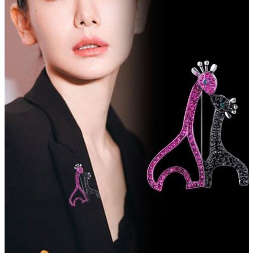 Two Pairs Lovers Giraffes Brooches Red Black Pink Blue Crystal Coat New Cute Animal Brooch Pins for Women Child Gift Jewelry