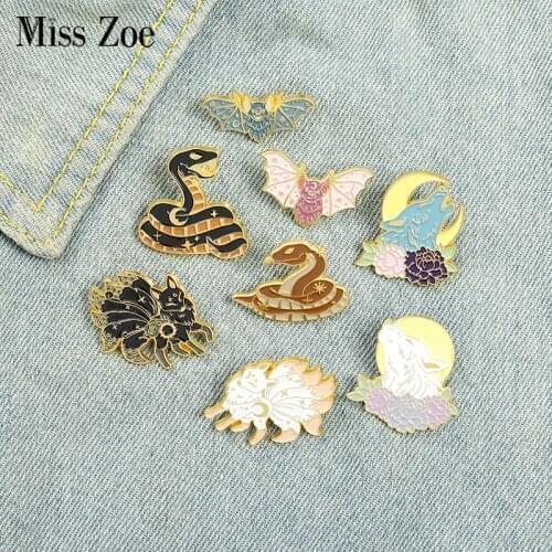Starry Animals Enamel Pin Custom Fox Bat Wolf Snake Brooches Bag Lapel Pin Black White Sun Moon Day Night Badge Jewelry Gift
