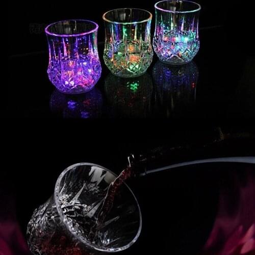 Wholesale Colorful Water-sensing glowing pineapple cup LED flash cups Luminous beer cup Water induction Wine cups