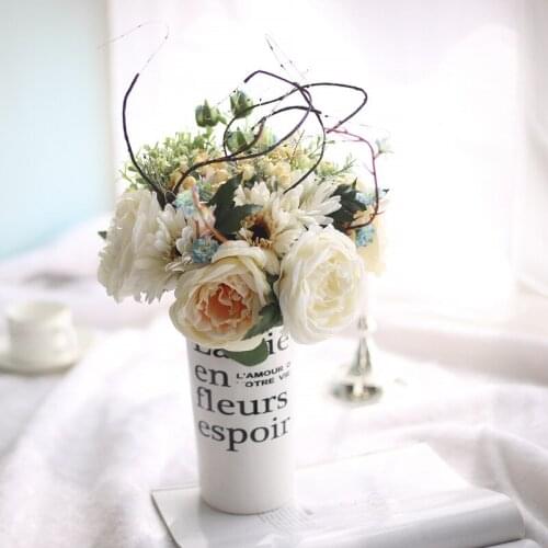 Simulation roses bouquets, hand holding flowers, high-end background decorative fake flowers, wedding home decorations