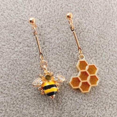 Fashionable Honeycomb Hexagonal Enamel Earrings Honeycomb Bee Irregular Dangle Earrings Simple Elegant Earrings for Women
