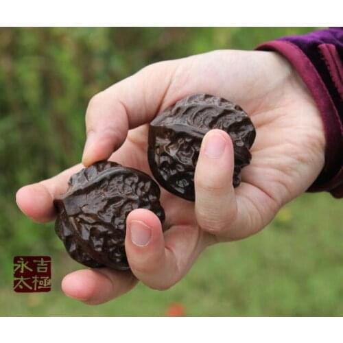 Man holding a ball Eaglewood solid walnut health massage health Thuja sutchuenensis ball player handball arborvitae ball in turn