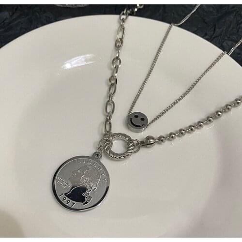 Trendy Double Layer Circle Queen Portrait Pendant Necklace for Women Charming Asymmetry Smile Face Chunky Chain Necklace Jewelry