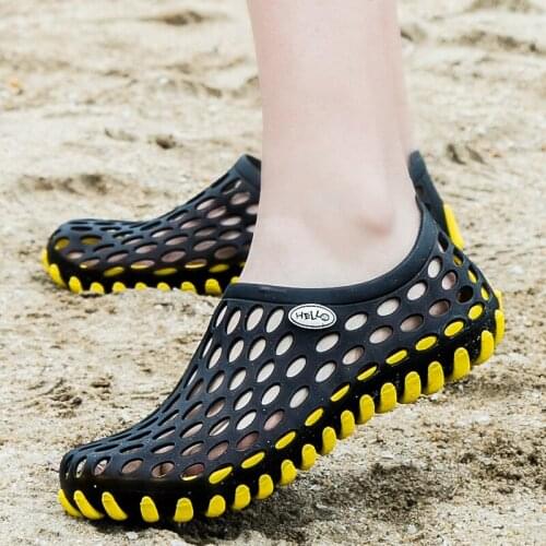 2021 Men Beach Sandals Woman Hole Shoes Rubber Clogs For Men EVA Unisex Garden Shoes Black Adulto Chaussure Hombre