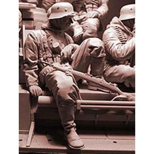 Resin Figure Model Kit Unassambled 1/16 ancient man sit and rest in winter (NO BASE ) Unpainted collect Figure Building Kit